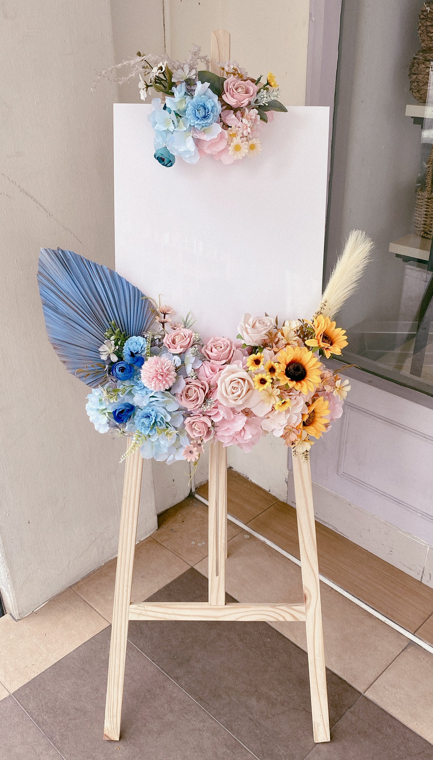 Trendy Acrylic Opening Stand 040 (RM 350.00)