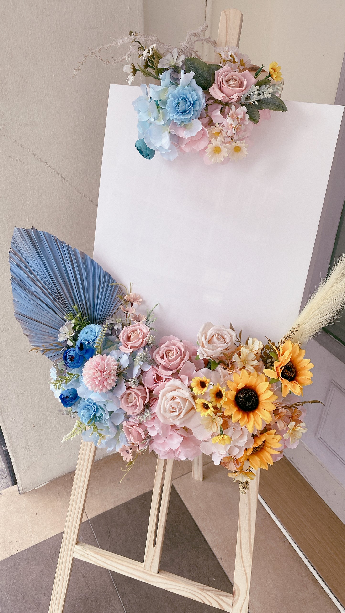 Trendy Acrylic Opening Stand 040 (RM 350.00)